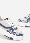 Biało-Granatowe Sneakersy na Grubej Podeszwie z Wycięciami i Modnymi Przeszyciami Guvema