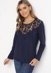 Granatowa Bawełniana Bluzka z Koronkową Wstawką przy Dekolcie Eloisie