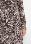 Brązowa Rozkloszowana Midi Sukienka z Materiałowym Paskiem w Modny Print Zamipa