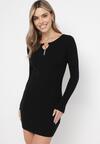 Czarna Dopasowana Mini Sukienka z Prążkowanej Dzianiny z Metalową Ozdobą w Kształcie Serca Xustin