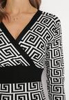 Biała Sweterkowa Dopasowana Sukienka Mini w Geometryczny Wzór z Kopertowym Dekoltem Mustella