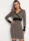 Beżowa Sweterkowa Dopasowana Sukienka Mini w Geometryczny Wzór z Kopertowym Dekoltem Mustella