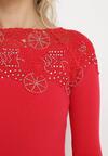 Czerwony Sweter Ozdobiony Ażurową Koronką i Cyrkoniami Przy Dekolcie Almenta