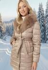 Beżowa Pikowana Kurtka z Paskiem i Futrzanym Kołnierzem Gunnitte