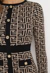 Brązowa Sweterkowa Sukienka Mini o Geometrycznym Wzorze Ozdobiona Guzikami i Czarnymi Wstawkami Taiwa