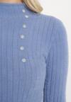 Jasnoniebieski Wełniany Sweter z Dłuższym Włosiem i Ozdobnymi Guzikami Avelio