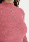 Różowy Puchaty Wełniany Sweter z Półgolfem i Biżuteryjnymi Guzikami Xeminta