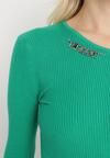 Zielony Sweter z Prążkowanej Dzianiny z Metalową Ozdobą Klunna
