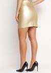 Złota Metaliczna Spódnica Mini z Imitacji Skóry z Paskiem z Klamrą Lelara