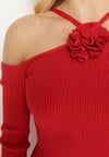 Czerwona Dopasowana Sukienka Midi z Odsłoniętymi Ramionami i Ozdobnym Kwiatem Vorella