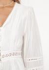Biała Taliowana Sukienka Midi z Ażurowym Zdobieniem Wilira