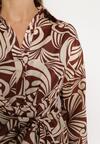 Brązowa Koszulowa Sukienka Midi z Satyny z Wiązaniem w Talii i Nowoczesnym Wzorem Nairev