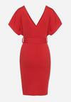 Czerwona Sukienka z Kopertowym Dekoltem z Materiałowym Paskiem Zdobionym Klamrą Fienara