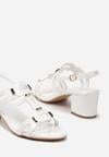 Białe Sandały z Ekoskóry na Słupku Zapinane na Sprzączkę z Metalową Aplikacją Zotesa