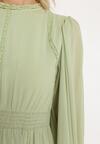 Zielona Elegancka Sukienka Midi z Gumkami w Pasie i Ażurowymi Wstawkami Rouxia