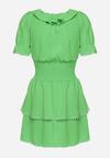 Zielona Sukienka o Rozkloszowanym Kroju z Gumką w Pasie i Ozdobnymi Falbankami Werdia