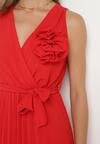 Czerwona Plisowana Sukienka z Paskiem i Gumką w Talii Ozdobiona Broszką Kwiatem Vikmirra