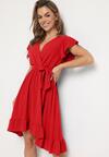 Czerwona Kopertowa Sukienka z Asymetrycznym Dołem Ozdobiona Falbanką z Paskiem w Talii Snidia
