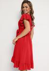 Czerwona Kopertowa Sukienka z Asymetrycznym Dołem Ozdobiona Falbanką z Paskiem w Talii Snidia