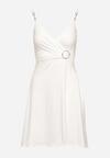 Biała Sukienka z Klamrą na Ramiączkach Ozdobionych Łańcuszkami Kirenthya