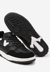 Czarno-Białe Sznurowane Buty Sportowe z Ozdobną Naszywką Meraline