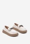 Beżowe Płaskie Lakierowane Półbuty ze Skórzaną Wkładką i Łańcuszkiem Bialia