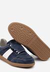 Granatowo-Białe Płaskie Skórzane Sneakersy z Ozdobną Zamszową Wstawką Milivia