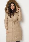 Beżowa Długa Pikowana Kurtka z Kapturem Odpinanym Futerkiem i Paskiem w Talii Serenira