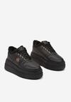 Czarne Sneakersy na Tłoczonej Platformie Zdobione Elegancką Metalową Aplikacją Werissa