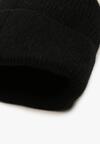 Czarna Czapka z Angorą w Stylu Beanie Ozdobiona Aplikacją Delarielis