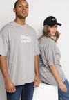 Szara  Koszulka T-shirt z Bawełny z Napisami i Nadrukiem na Plecach Danirsa
