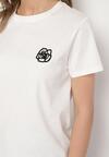 Biały T-shirt z Bawełny Ozdobiony Naszywką Firolee