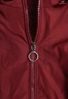 Bordowa Przejściowa Kurtka z Pikowanymi Przeszyciami i Odpinanym Kapturem Olunea