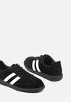 Czarno-Białe Skórzane Sneakersy na Płaskiej Podeszwie Ozdobione Paskami Nelavirae