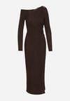 Brązowa Dopasowana Sukienka z Metaliczną Ozdobą na Ramieniu Reilara