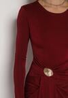 Bordowa Taliowana Sukienka o Eleganckim Kroju z Marszczeniem i Aplikacją Sewedina