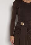 Brązowa Taliowana Sukienka o Eleganckim Kroju z Marszczeniem i Aplikacją Sewedina