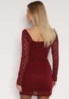 Bordowa Koronkowa Sukienka o Dopasowanym Kroju z Kwadratowym Dekoltem Tiwedesa