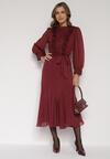 Bordowa Elegancka Sukienka z Bufiastymi Rękawami i Koronkowymi Falbankami Sewlina