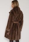 Brązowy Futrzany Płaszcz z Wiązanym Paskiem i Ozdobnymi Sprzączkami Felryna