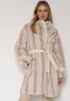 Jasnobeżowy Futrzany Płaszcz z Wiązanym Paskiem i Ozdobnymi Sprzączkami Felryna