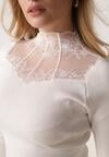 Biały Dopasowany Sweter z Półgolfem z Wiskozą Zdobiony Koronkową Siateczką Genna