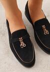 Czarne Mokasyny z Imitacji Zamszu Zdobione Aplikacją z Zawieszkami Peleg