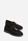 Czarne Mokasyny z Imitacji Zamszu Zdobione Aplikacją z Zawieszkami Peleg