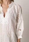 Biała Rustykalna Bluzka z Tencelu Ozdobiona Wiązaniem Koronką i Koralikami Sachi
