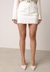 Biała Ołówkowa Spódnica z Bawełną z Paskiem i Podszewką Typu Szorty Vikisola