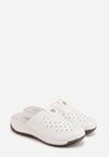 Białe Klapki na Koturnie z Perforacją Tłoczeniem i Metaliczną Aplikacją Eupheda