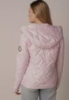 Różowa Kurtka Pikowana z Nieodpinanym Kapturem i Aplikacją na Rękawie Endora