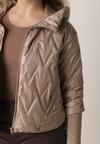 Ciemnobeżowa Kurtka z Kapturem Pikowana z Materiałowymi Wykończeniami Sofie