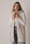 Jasnoszara Przejściowa Kamizelka Pikowana o Długim Kroju z Kapturem i Naszywką Harmaste